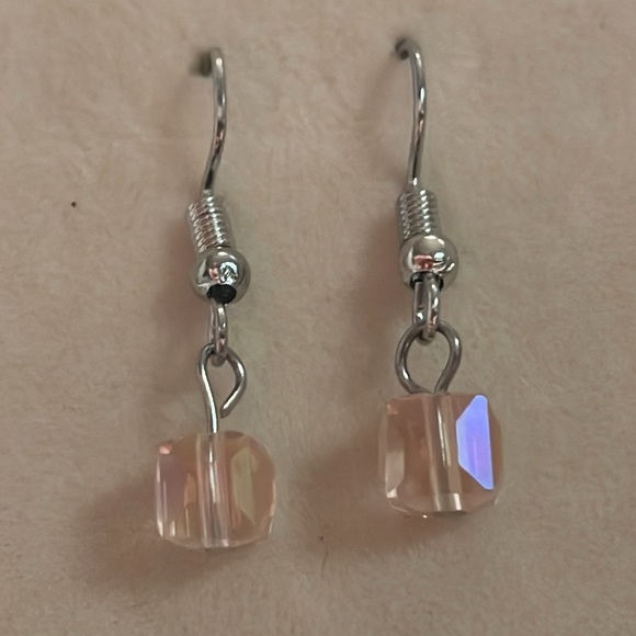NWOT 1.25” hypoallergenic silver tone & pink lucite cube dangle drop earrings - Picture 7 of 12
